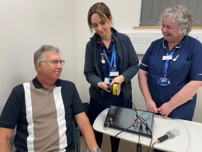 Britse ziekenhuizen behandelen kankerpatiënten met zacht infrarood laserlicht en rood ledlicht